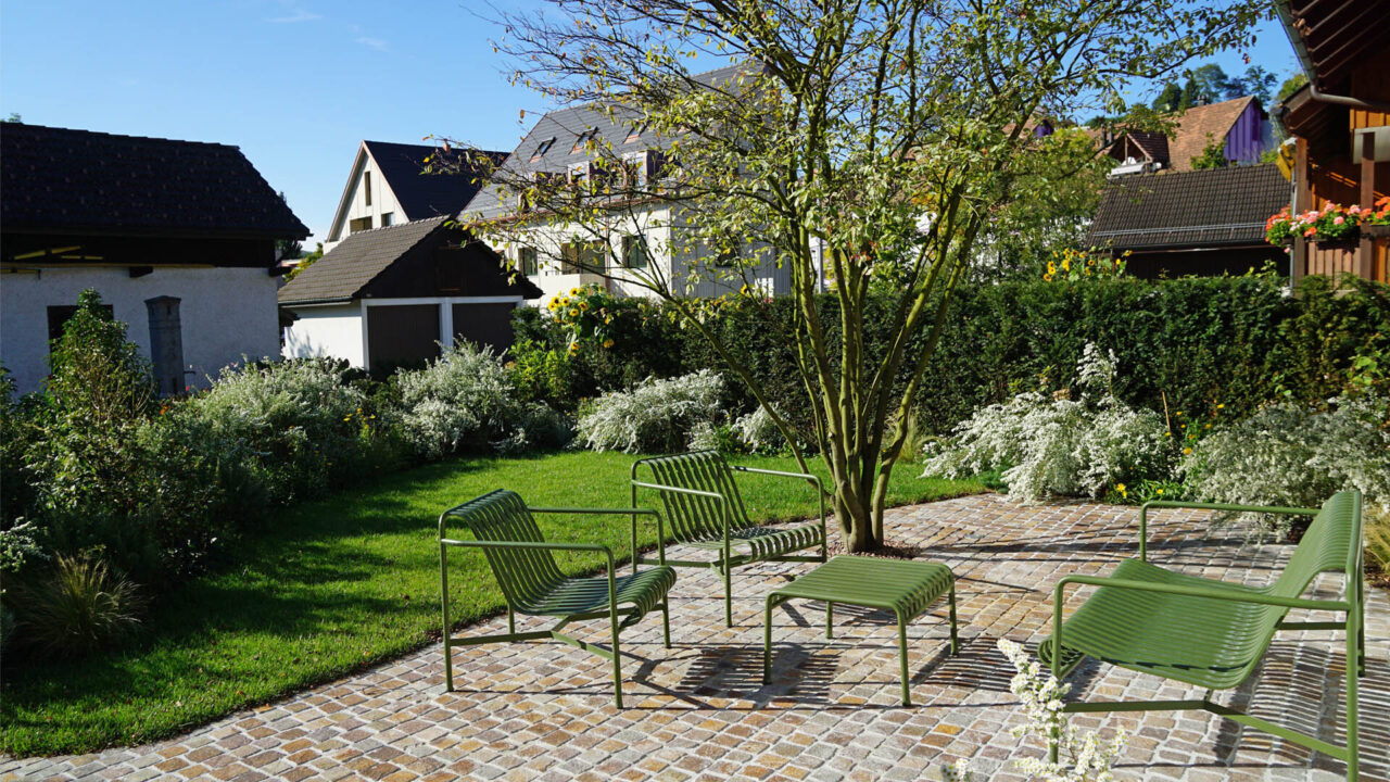 8 Gartengestaltung Porphyr Sitzplatz Rasen Wildhecke