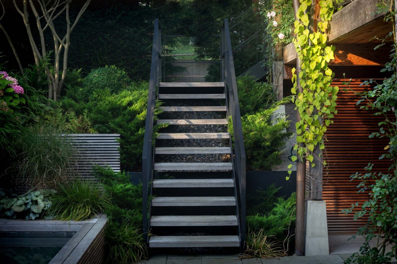 03 Amelanchier Juniperus Hydrangea Brunnera Garten Design Brunnen Treppe Schrank Pflanzen Holz Ipe Garten Gestaltung